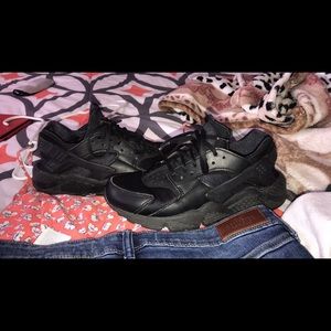 Black Nike Air Huaraches
